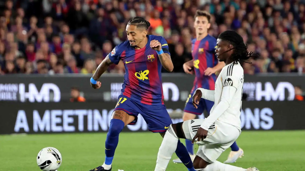 برشلونة يسقط ريال مدريد ويتوج بلقب “الليغا”