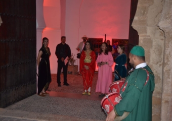 عرض مسرحية “تحت سماء طنجة” التي تحتفي بالمواقع الأثرية المغربية