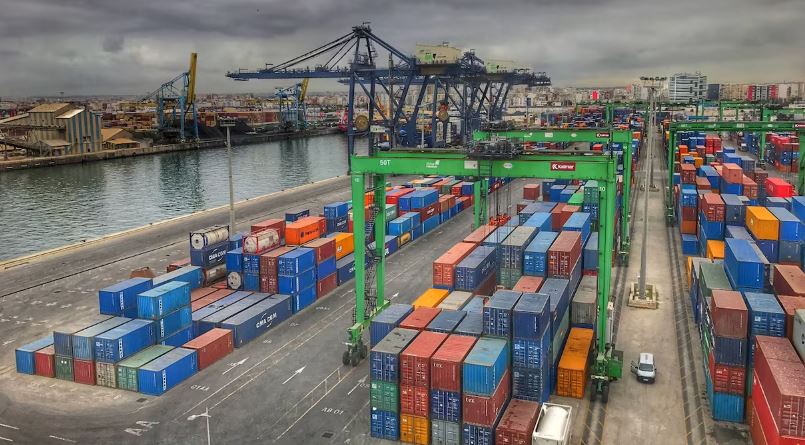 اختناق ميناء البيضاء.. “قنبلة موقوتة” تهدد الأسعار والصناعة والاستثمار بالمغرب