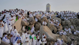 ضيوف الرحمن يتوافدون إلى صعيد عرفات لأداء ركن الحج الأعظم