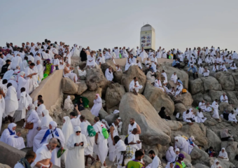ضيوف الرحمن يتوافدون إلى صعيد عرفات لأداء ركن الحج الأعظم