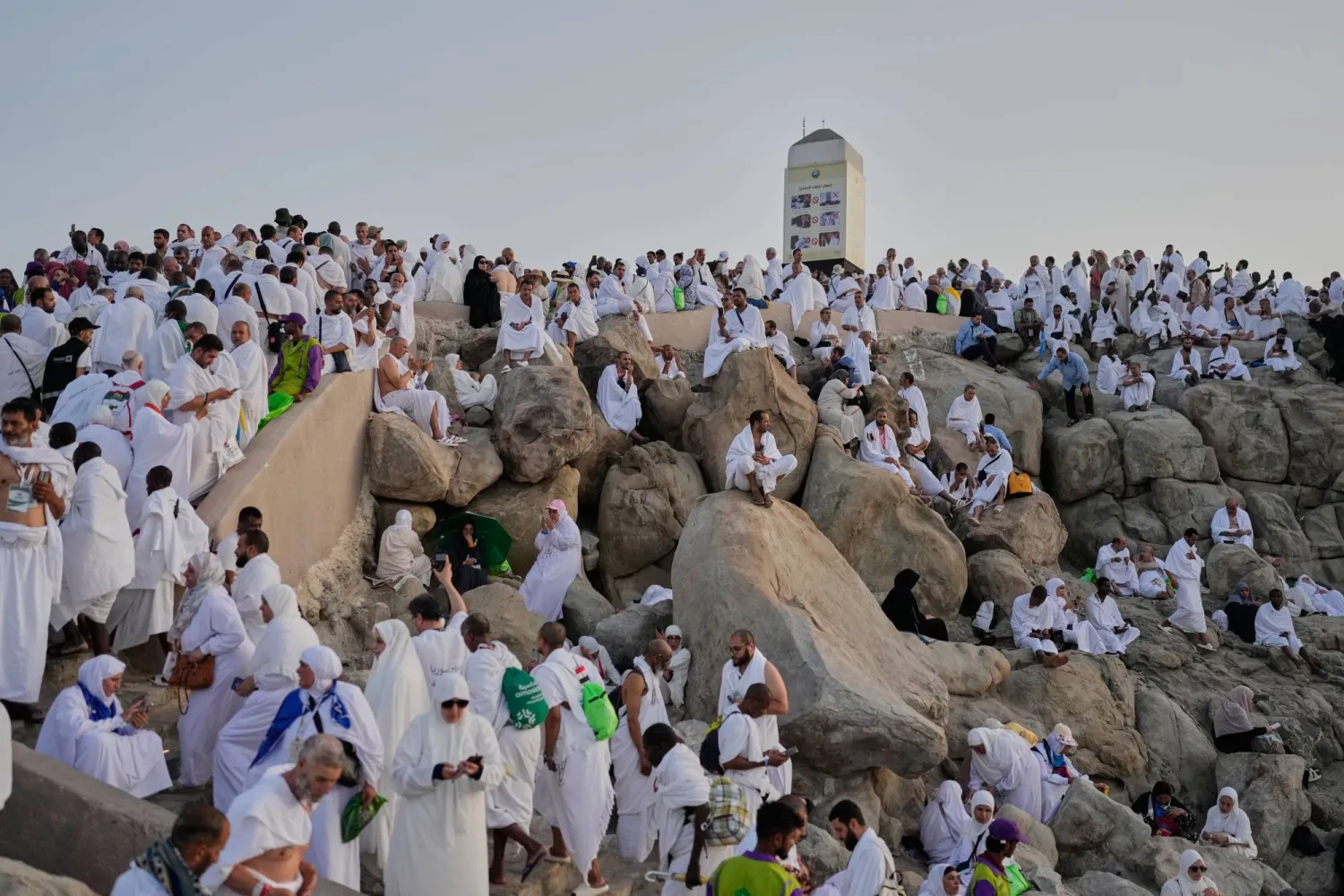 ضيوف الرحمن يتوافدون إلى صعيد عرفات لأداء ركن الحج الأعظم