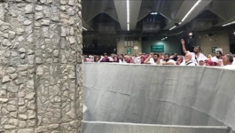 الحجاج يحيون شعيرة رمي جمرة العقبة الكبرى