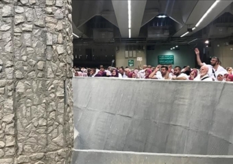 الحجاج يحيون شعيرة رمي جمرة العقبة الكبرى