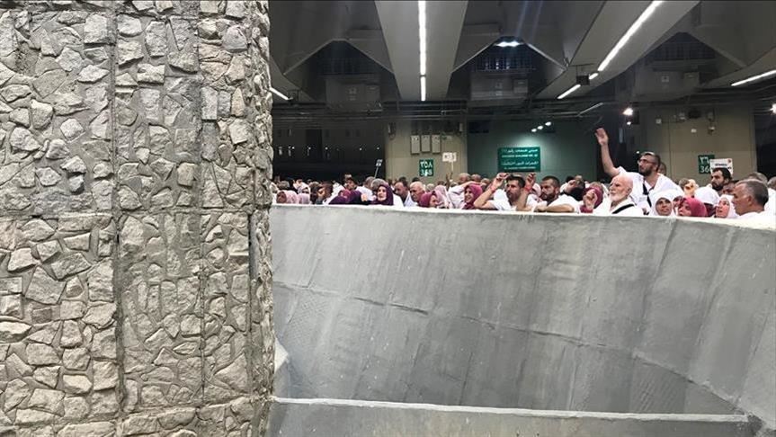 الحجاج يحيون شعيرة رمي جمرة العقبة الكبرى