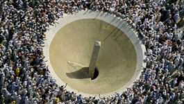 حجاج بيت الله الحرام يرمون الجمرات الثلاث في أول أيام التشريق