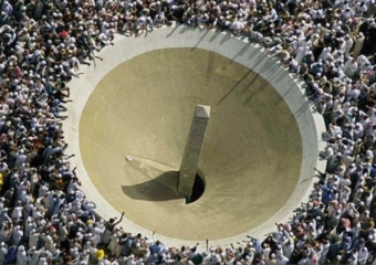 حجاج بيت الله الحرام يرمون الجمرات الثلاث في أول أيام التشريق