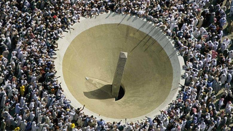 حجاج بيت الله الحرام يرمون الجمرات الثلاث في أول أيام التشريق