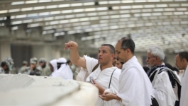 حجاج بيت الله الحرام يواصلون رمي الجمرات في آخر أيام التشريق