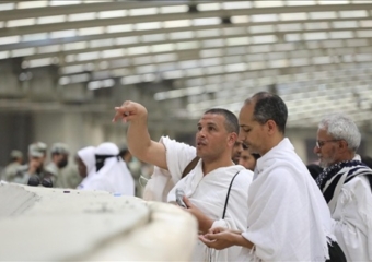 حجاج بيت الله الحرام يواصلون رمي الجمرات في آخر أيام التشريق