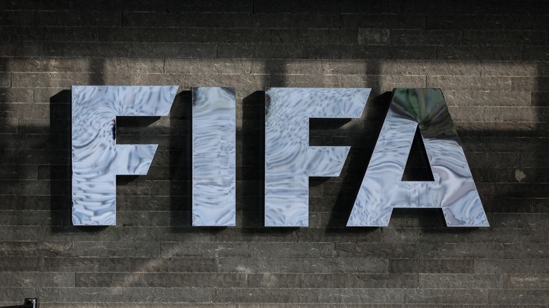 “الفيفا” تقر تعديلات تحكيمية جديدة قبل المونديال