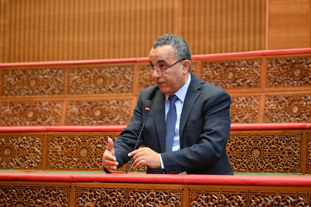نازهي ينتقد ضعف تفاعل الحكومة مع الأسئلة الكتابية