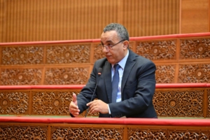 نازهي ينتقد ضعف تفاعل الحكومة مع الأسئلة الكتابية