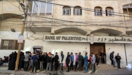 أنصاف رواتب وخيارات تتآكل.. إلى متى تصمد فلسطين أمام أزمة المقاصة؟