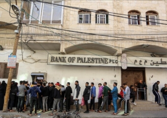 أنصاف رواتب وخيارات تتآكل.. إلى متى تصمد فلسطين أمام أزمة المقاصة؟
