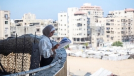 امتحانات بين الركام.. غزة تختبر “التوجيهي” عبر الشاشات والخيام