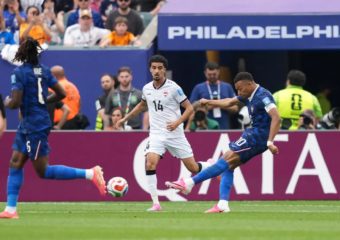 فرنسا تكتسح العراق بثلاثية نظيفة وتنضم لركب المتأهلين