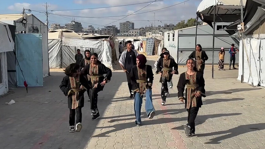 دبكة بين الخيام.. فتيات غزة يواجهن بالفن آثار الإبادة الإسرائيلية