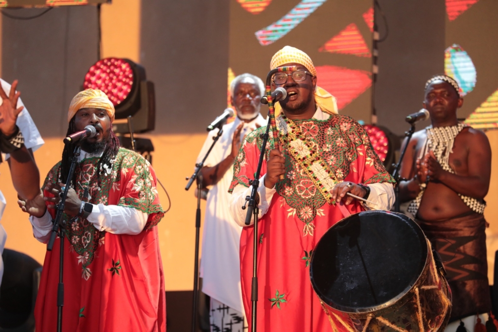 مهرجان الصويرة يُطفئ شمعته 27 بمشاركة 43 “معلم” والشباب يستلمون مشعل “تاكناويت”
