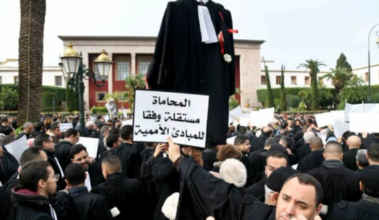 المحامون يحتجون أمام البرلمان: خلافنا ليس مع الدولة بل مع خيار حكومي