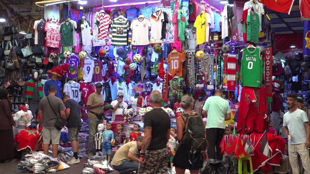 حمى المونديال وتأهل المنتخب المغربي ينعشان تجارة الأعلام والإكسسوارات