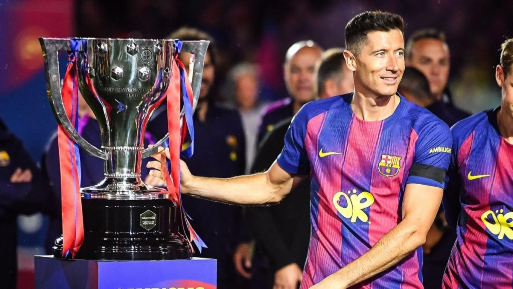 ليفاندوفسكي يغادر برشلونة نحو شيكاغو فاير