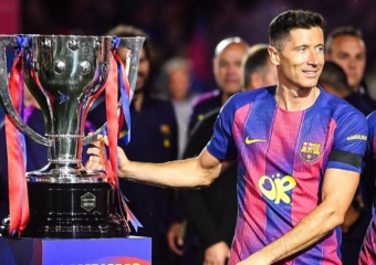 ليفاندوفسكي يغادر برشلونة نحو شيكاغو فاير