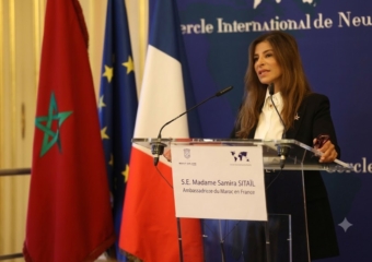 سفارة المغرب بباريس تلجأ إلى القضاء الفرنسي بعد حرق العلم المغربي والاعتداء على مشجعين