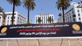 المحامون يخوضون اعتصاما مفتوحا أمام البرلمان احتجاجا على قانون المهنة