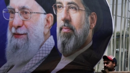 مجتبى خامنئي يتعهد بالثأر لوالده