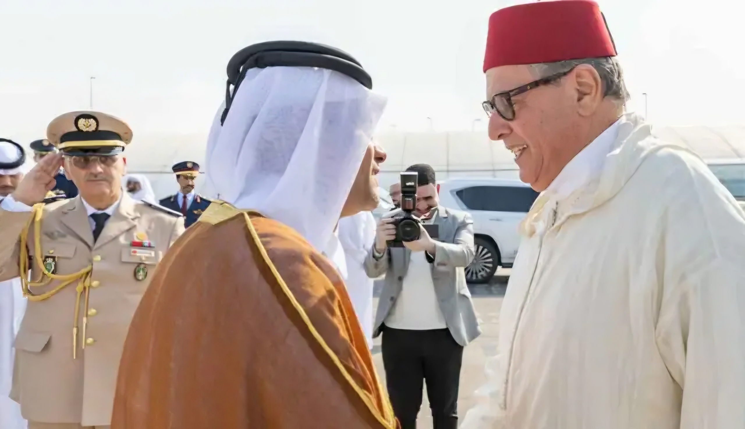 أخنوش يمثل الملك في تقديم التعازي في وفاة الشيخ حمد بن خليفة