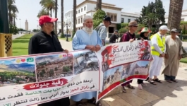متضررو زلزال الحوز يحتجون أمام البرلمان ويطالبون بلجنة لتقصي “خروقات الدعم”