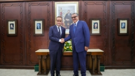 أخنوش يجري مباحثات مع الوزير الأول الفرنسي على هامش الاجتماع المغربي الفرنسي