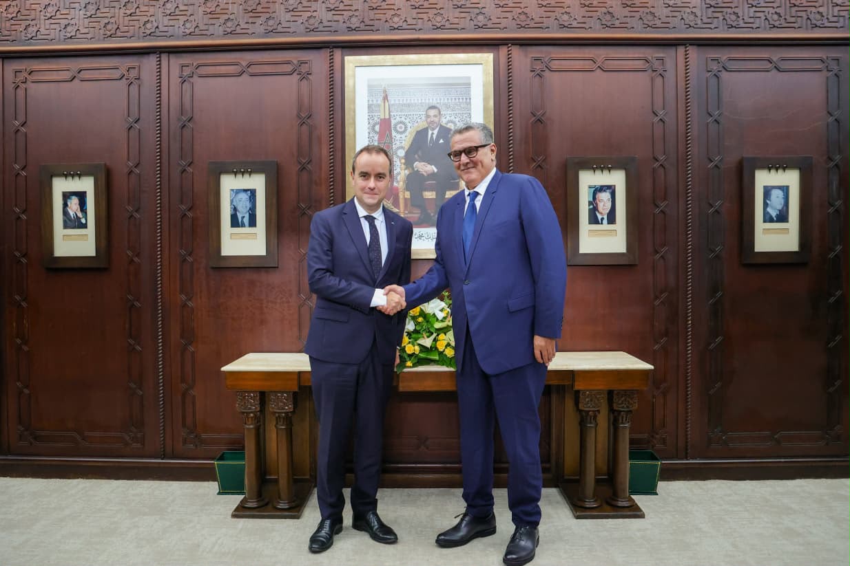 أخنوش يجري مباحثات مع الوزير الأول الفرنسي على هامش الاجتماع المغربي الفرنسي