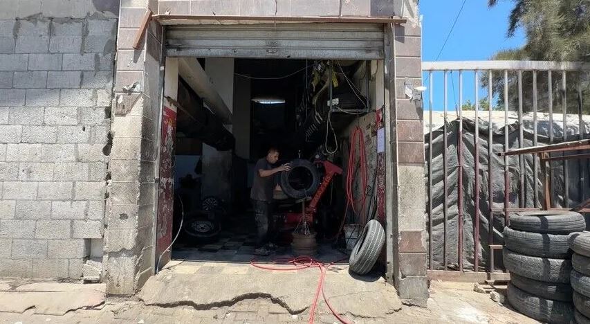 خليط الطحين والماء.. وسيلة اضطرارية لإبقاء مركبات غزة على الطرق