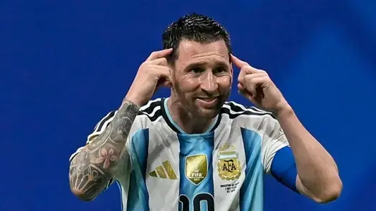 من يستحق لقب أعظم لاعب على الإطلاق: ميسي أم مارادونا أم بيليه؟