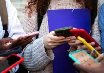 فرنسا تصادق على حظر وسائل التواصل الاجتماعي على القاصرين