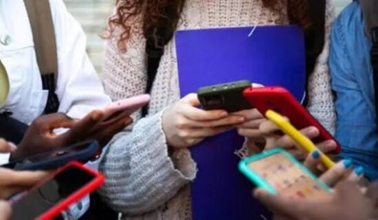 فرنسا تصادق على حظر وسائل التواصل الاجتماعي على القاصرين