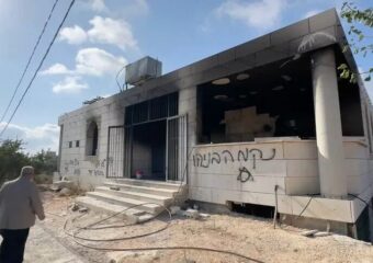 مستوطنون إسرائيليون يضرمون النار في مسجدين ومنزل بالضفة