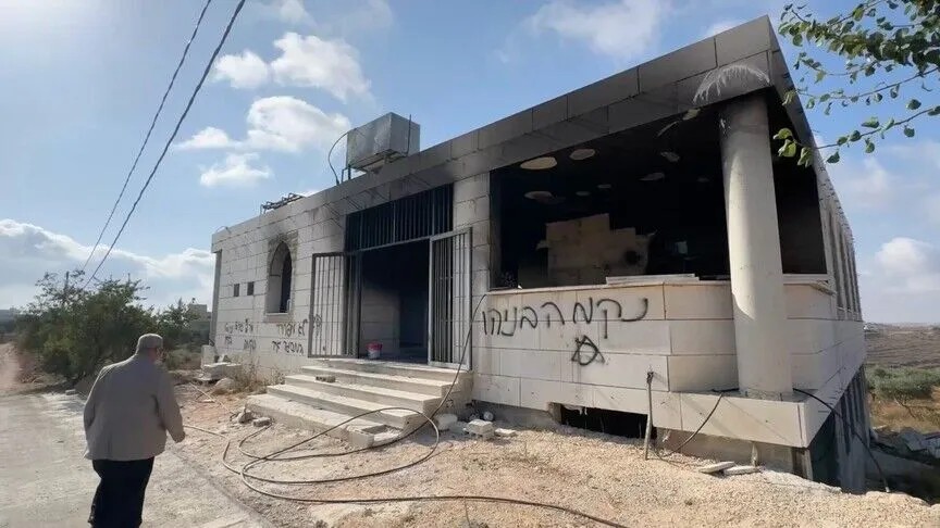 مستوطنون إسرائيليون يضرمون النار في مسجدين ومنزل بالضفة