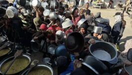 تكايا “المواصي”.. طوق نجاة يهدده نقص الإمدادات في غزة