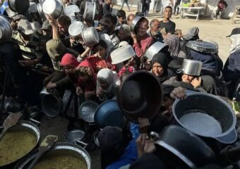 تكايا “المواصي”.. طوق نجاة يهدده نقص الإمدادات في غزة
