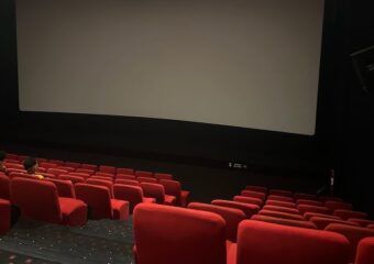 قاعات “ميغاراما” تخلو من سينما المؤلف والأفلام التجارية تهيمن على شاشاتها