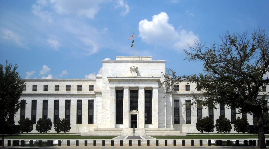 الاحتياطي الفيدرالي الأمريكي يثبت أسعار الفائدة بين 3.50 و3.75%