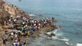 آلاف المهاجرين يصلون سبتة المحتلة ووزير الداخلية يحل بالمدينة ويتمسك بالتعاون مع المغرب