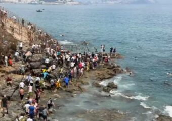 آلاف المهاجرين يصلون سبتة المحتلة ومارلاسكا يحل بالمدينة ويتمسك بالتعاون مع المغرب