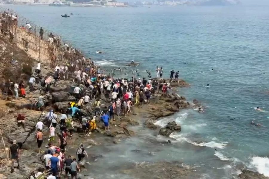 آلاف المهاجرين يصلون سبتة المحتلة ومارلاسكا يحل بالمدينة ويتمسك بالتعاون مع المغرب