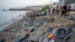 مفقودو العبور الجماعي إلى سبتة.. أسر مغربية تترقب خبراً عن أبنائها