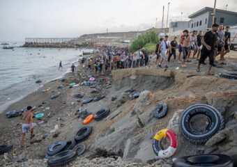 مفقودو العبور الجماعي إلى سبتة.. أسر مغربية تترقب خبراً عن أبنائها