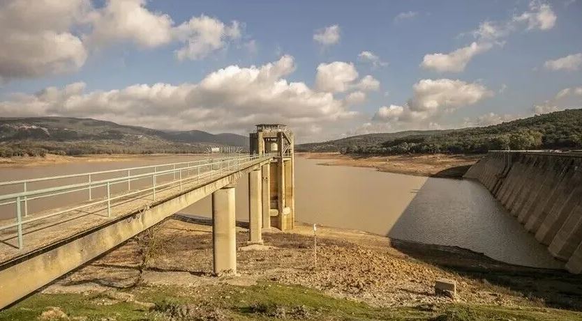 سدود ممتلئة وشبكات عاجزة.. لماذا تستمر أزمة مياه الشرب في تونس؟
